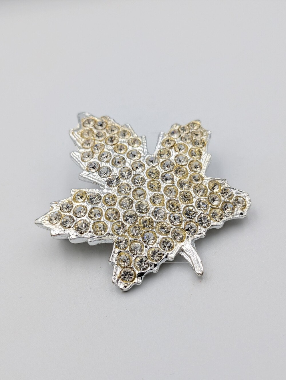 Vintage sparkly silver tone rhinestone maple leaf Canada brooch pin